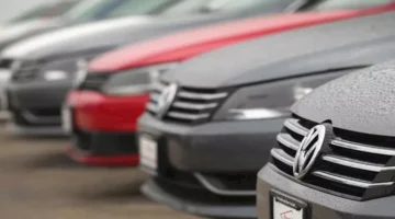 قابلة للاشتعال.. فولكس فاجن تستدعي 94 ألف سيارة كهربائية بأنحاء العالم