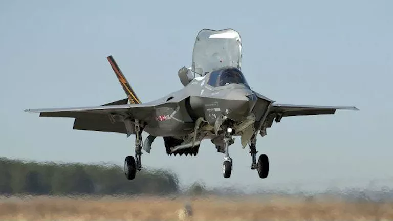 ترامب يعلن موافقة أمريكا على بيع طائرات F35 إلى السعودية