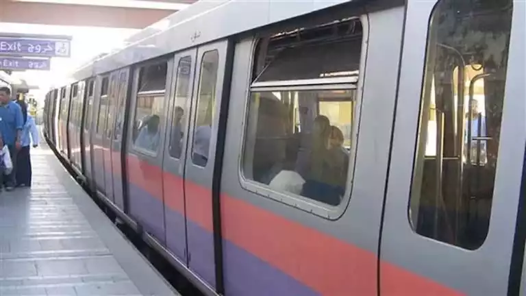 سقوط جزء من سور مترو الخط التاني وتوقف الحركة بمحطتين