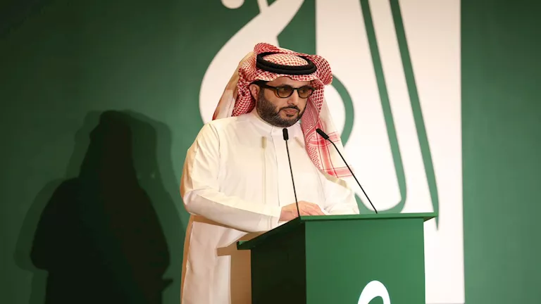 تركي آل الشيخ يمد عرض مسرحية "ماتصغروناش" لـ أكرم حسني بسبب الإقبال الجماهيري