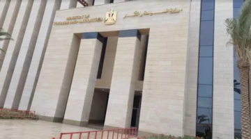 "السياحة" تستبعد المتورطين في واقعة تسلق أحد التوابيت بسقارة