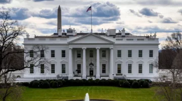 صورة غامضة على حساب البيت الأبيض تثير جدلا واسعا.. ماذا يحدث؟