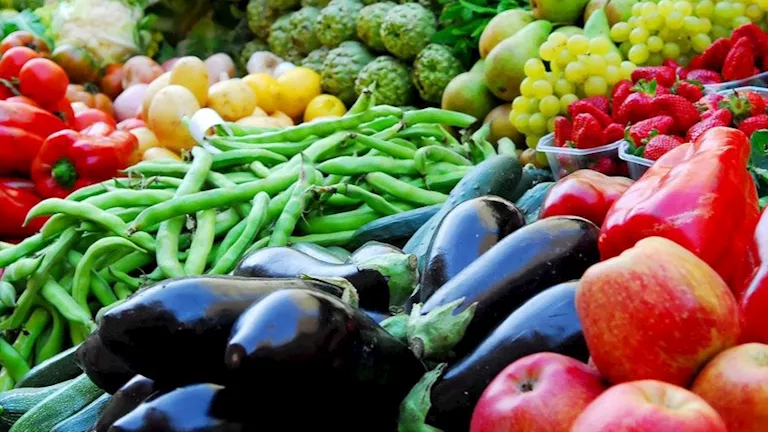 أسعار الخضروات والفاكهة بسوق العبور اليوم.. انخفاض الطماطم