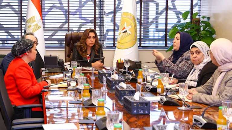 وزيرة التنمية المحلية والبيئة تستعرض خطة تطوير الإدارة المتكاملة للبحيرات