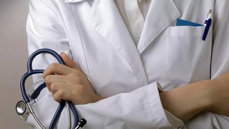 يجب دعمهم ماديًا.. عميد قصر العيني يعلق على هجرة الأطباء