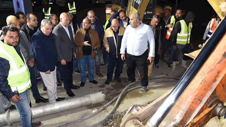 محافظ القاهرة يتفقد أعمال مد خط مياه بزهراء المعادي ويوجه بسرعة الإنجاز