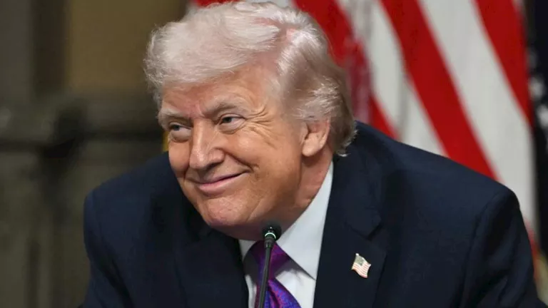 بعد اتهامات سيناتور أمريكي لترامب: هل يتلاعب الرئيس بالأسواق؟ خبراء يوضحون