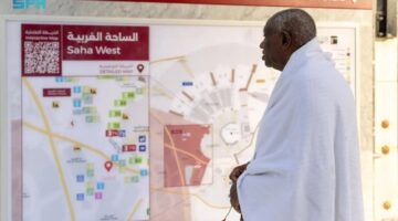 هيئة العناية بالحرمين تطور لوحات إرشادية ذكية موزعة في ساحات البيت العتيق