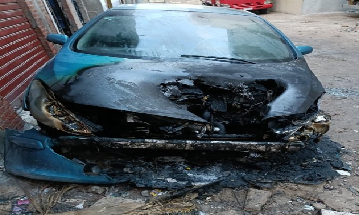 حريق يلتهم سيارة رئيس الرقابة التموينية في إدكو.. وأمن البحيرة يضبط المتهمين