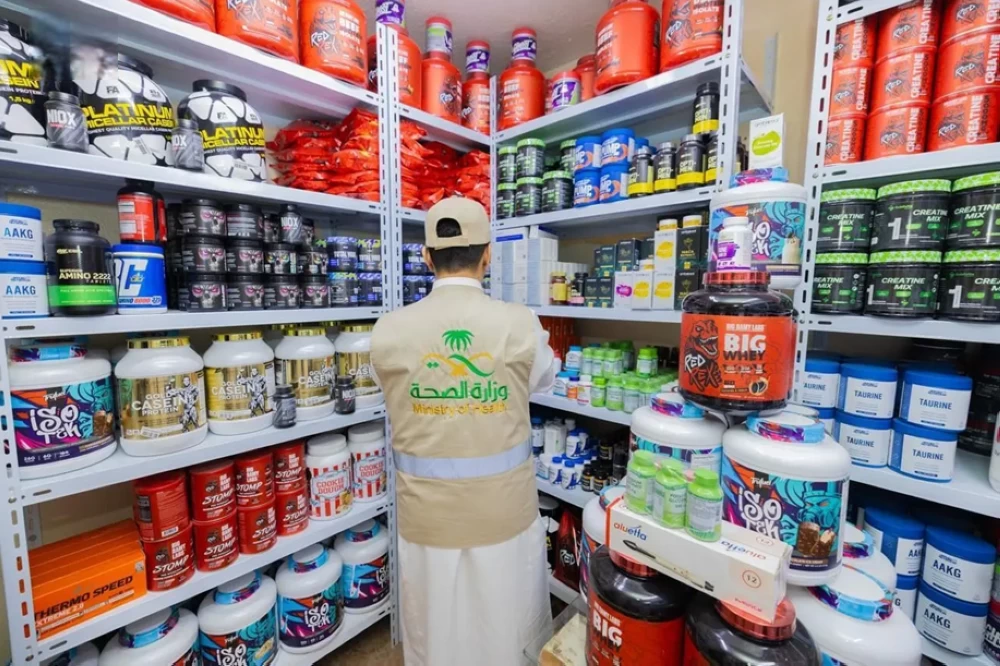 إلقاء القبض على مدربين من جنسيات عربية بمراكز رياضية يروجون أدوية تخسيس وهرمونات غير مرخصة – أخبار السعودية