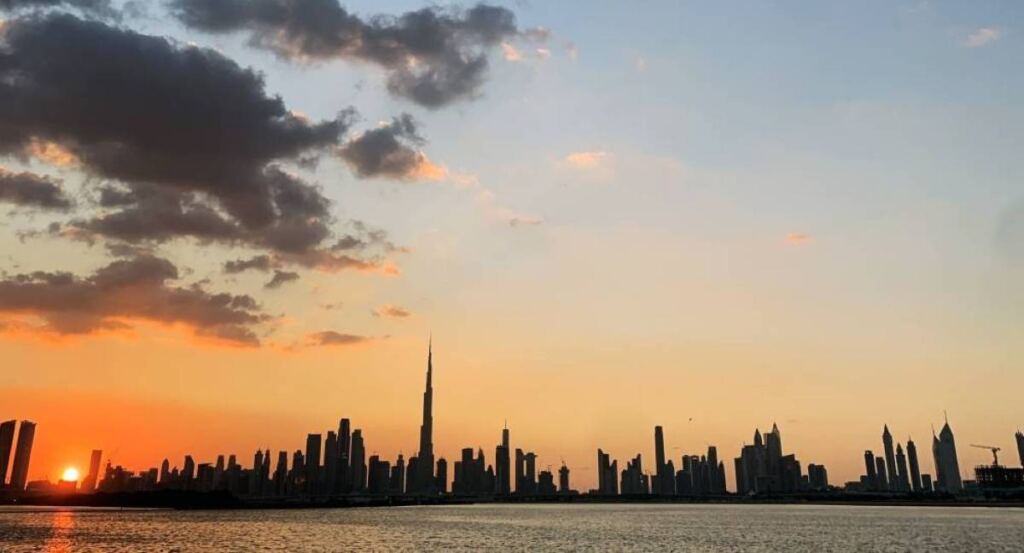 الإمارات.. طقس الغد صحو إلى غائم جزئيًا