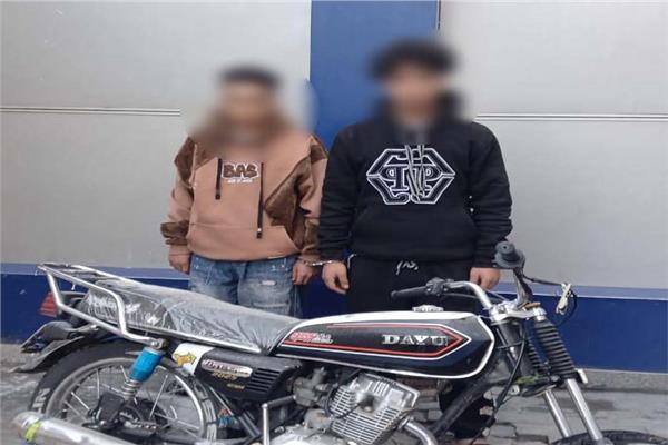 الداخلية توضح حقيقة محاولة سرقة هاتف وتحطيم سيارة بالأميرية