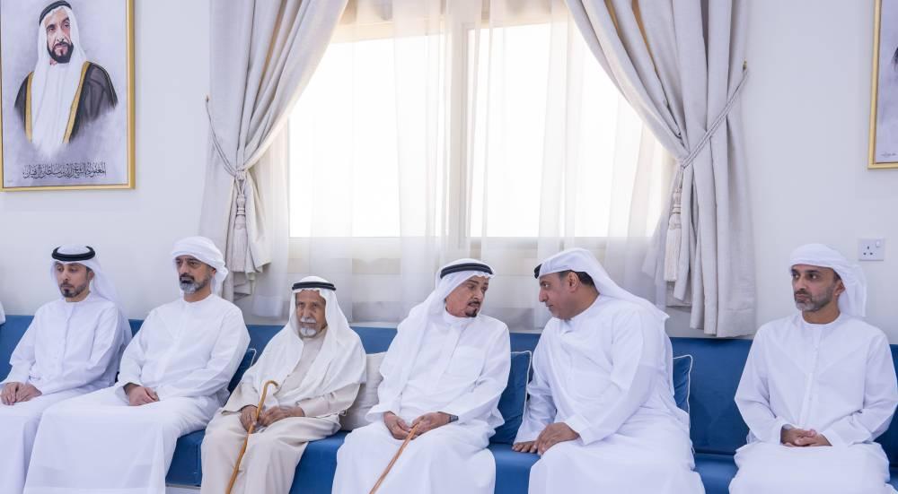 النعيمي وولي عهده يؤدّيان واجب العزاء في وفاة خلفان القمزي.