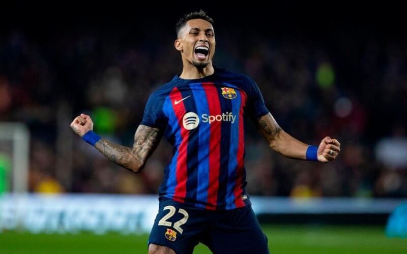 برشلونة يقرر منح رافينيا راحة بعد إصابته مع البرازيل