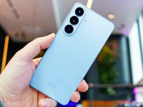 جهاز Galaxy S26 من سامسونج يحصل على إصدار أساسي جديد بسعر أرخص للشركات