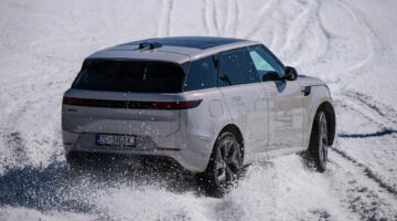 سيارة رينج روفر بقوة 635 حصانًا على منحدرات جبل كوبي الثلجية تبدو وكأنها قصيدة شتوية