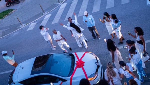 شيكو بانزا يفاجئ زوجته بهدية خاصة احتفالًا بحملها في طفلهما