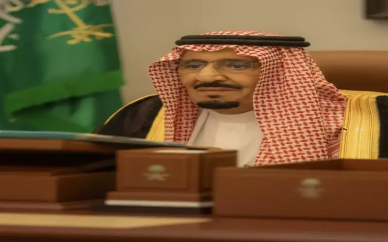 عاجل: الملك سلمان يصدر أمراً ملكياً هاماً… استضافة فورية لجميع الخليجيين العالقين في مطارات السعودية.