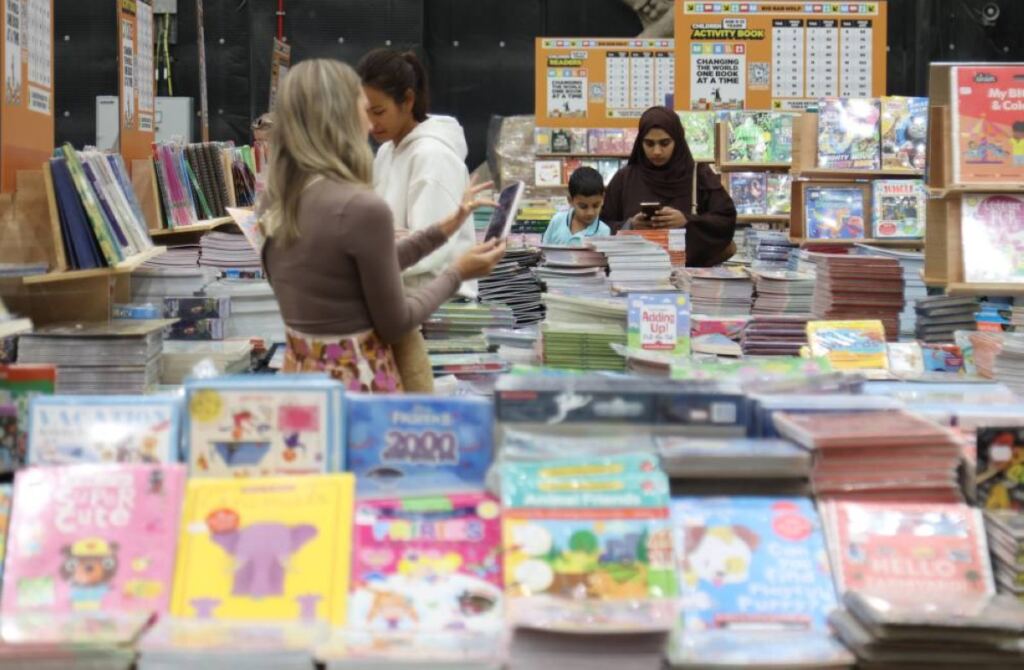 معارض الكتب في الإمارات تُعزز علاقة الأجيال بالقراءة
