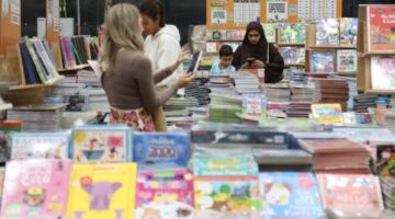 معارض الكتب في الإمارات تُعزز علاقة الأجيال بالقراءة