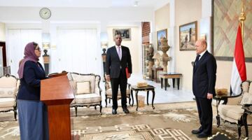 سفيرة اليمن لدى الولايات المتحدة تؤدي القَسَم الدستوري أمام رئيس مجلس القيادة الرئاسي.