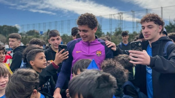 أطفال لاماسيا يلتقطون صورة مع حمزة عبدالكريم نجم برشلونة