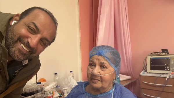 أغلى ما أملك.. رسالة مؤثرة من محمد شبانة لوالدته قبل دخولها حجرة العمليات