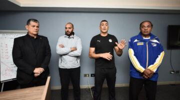 أوسكار رويز يُحاضر مدربي حراس المرمى حول أهم الحالات التحكيمية