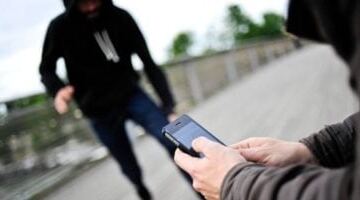 إحالة عاطلين للجنايات سرقا هاتف شاب بالزيتون تحت الإكراه