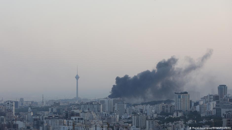 إسرائيل تستهدف بنى تحتية في طهران وإيران تقصف تل أبيب