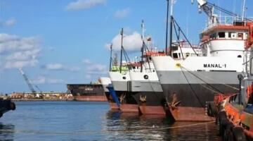 إمارة الشارقة تعلن احتواء حريق ميناء خورفكان وإصابة 4 أشخاص