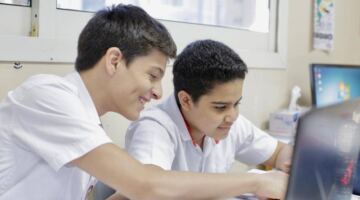 استطلاع يحدد “الحضور” أو “عن بعد” في مدارس دبي