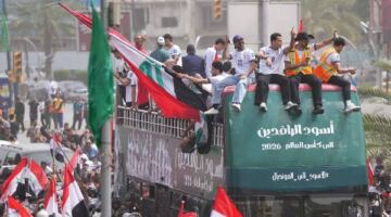 استقبال حافل من الجماهير لمنتخب العراق بعد التأهل لكأس العالم.. صور