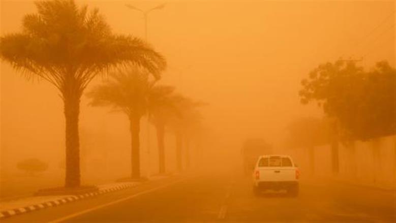 «الأرصاد» تحذّر من رياح مثيرة للرمال والغبار وانخفاض الرؤية الأفقية في بعض المناطق.