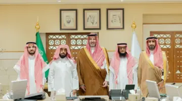 الأمير فيصل بن سلمان يلتقي عدداً من أفراد أسرة المؤرخ بن لعبون – أخبار السعودية