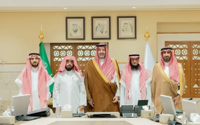 الأمير فيصل بن سلمان يلتقي عدداً من أفراد أسرة المؤرخ بن لعبون – أخبار السعودية