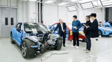 الرئيس التنفيذي لي جون يبث مباشرةً عملية تفكيك السيارة لاستعراض جودة المواد.