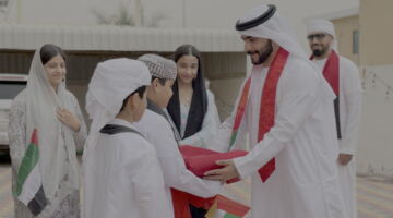 الشارقة للتمكين تنفذ مبادرة وطنية بتوزيع الأعلام على بيوت الأسر