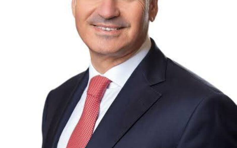 الشركات في الإمارات تلتزم بخطط النمو رغم التحديات العالمية