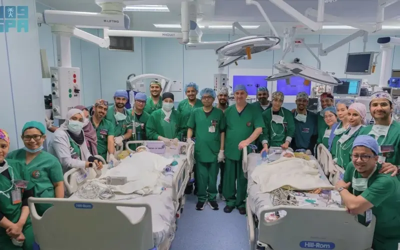 الفريق الطبي والجراحي يختتم عملية فصل التوأم الملتصق الفلبيني «كليا وموريس آن» – أخبار السعودية