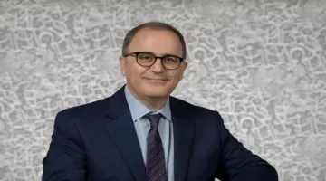 بالإجماع وللمرة الثانية.. أحمد دلال رئيساً للجامعة الأمريكية بالقاهرة