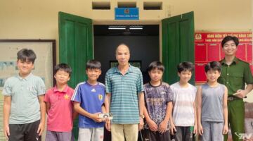 بعد العثور على هاتف، أعادت مجموعة من الطلاب من كومونة تان كي الجهاز لصاحبه.