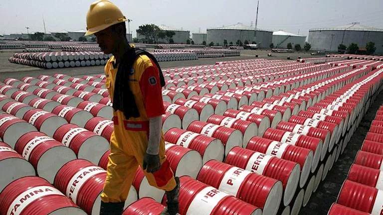 بعد وقف الحرب.. هبوط كبير في أسعار النفط والأسواق تتجه للاستقرار.