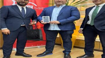 بنك saib يُسلّم هاتف iPhone 17 للفائز بحملته الترويجية لبطاقاته الائتمانية