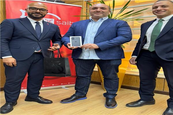 بنك saib يُسلّم هاتف iPhone 17 للفائز بحملته الترويجية لبطاقاته الائتمانية