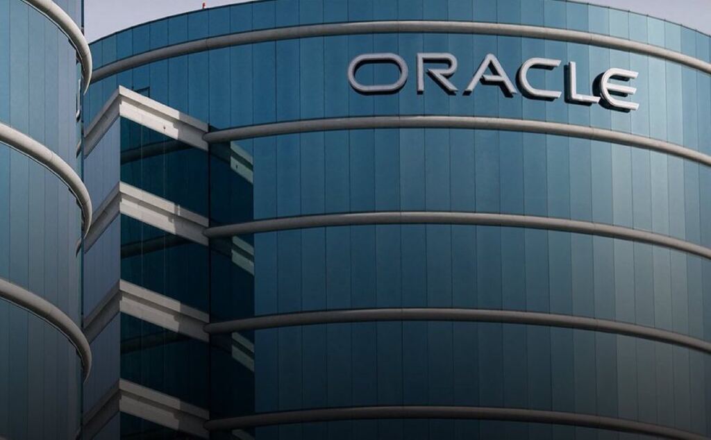 تطايُر شظايا على واجهة مبنى شركة “أوراكل” بدبي