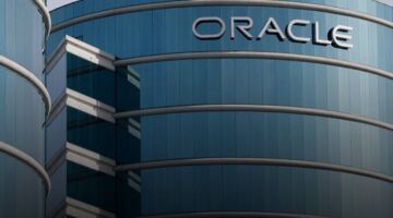 تطايُر شظايا على واجهة مبنى شركة “أوراكل” بدبي