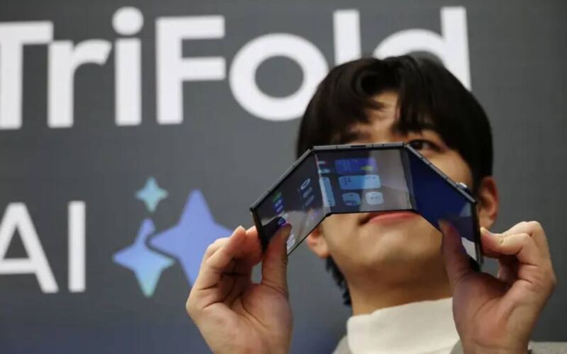 رؤيا الإخباري | رسمياً.. “سامسونغ” تختتم رحلة أول هاتف ثلاثي الطيات وتعلن نفاد كمياته
