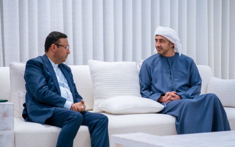 رئيس الدولة يتلقى رسالة خطية من رئيس وزراء بنغلاديش تسلّمها عبد الله بن زايد