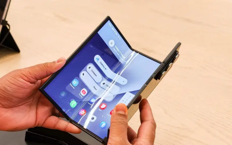 سامسونج تعاود إطلاق هاتف Galaxy Z TriFold القابل للطي بشكل غير متوقع.